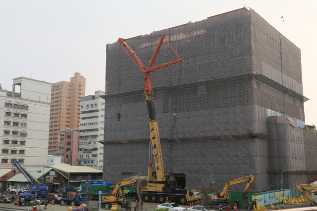 大型機具進場拆除中國城