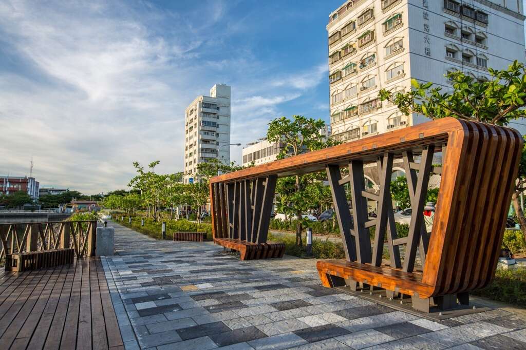 廣8廣場的休憩亭