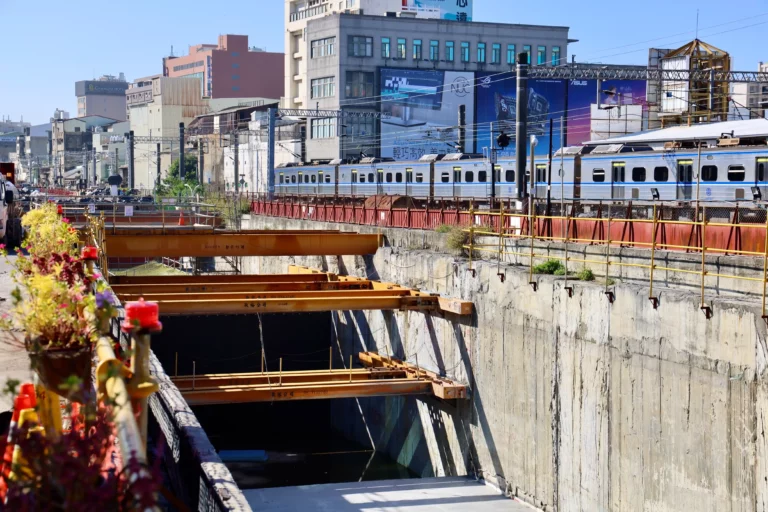 台南鐵路地下化主線自東區南台南站起，穿越中西區東側直至北區，全長約8.2公里
