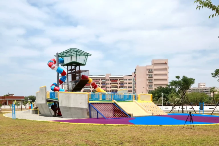 以1661台灣船發想，建構一艘有大型複合遊戲船的健康綠洲公園