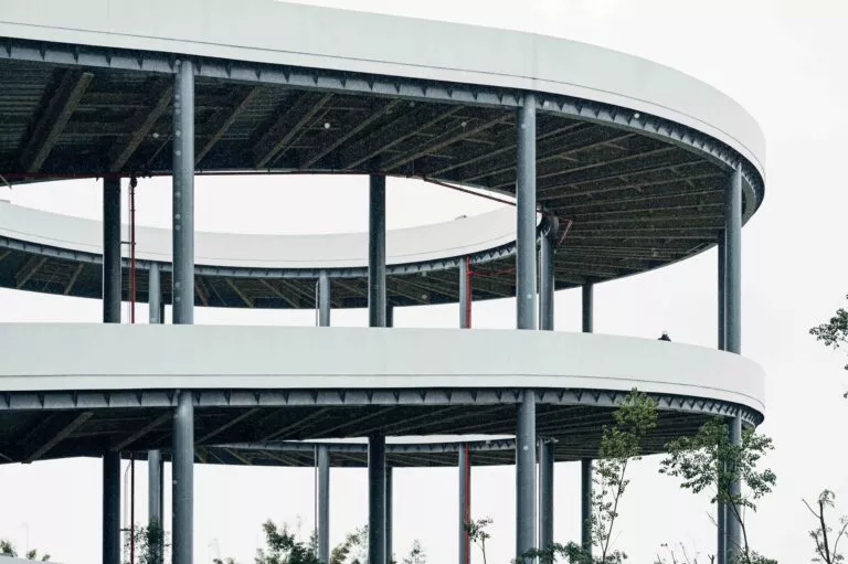 郵政物流園區規劃興建物流中心、資訊中心、北台灣郵件作業中心、營運中心等4棟建築，預計114年全區啟用