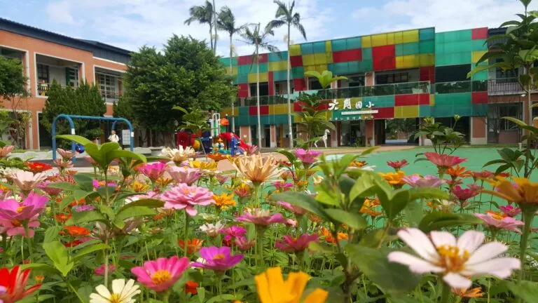 龜山區大岡國小校園一景