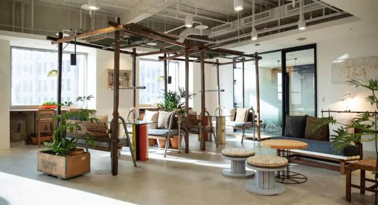 遠雄建設16F職場環境照,將工地廢棄物化作兼具美學與實用性的再生家具