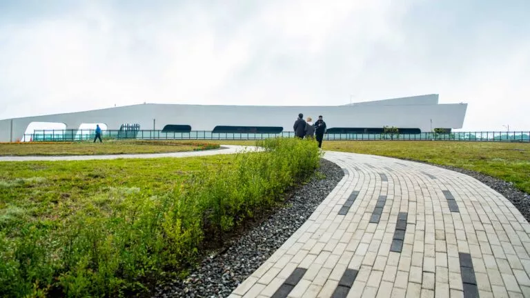 文青水園水資源回收中心佔地1.96公頃，並結合上方景觀公園，打造全台最美水資中心