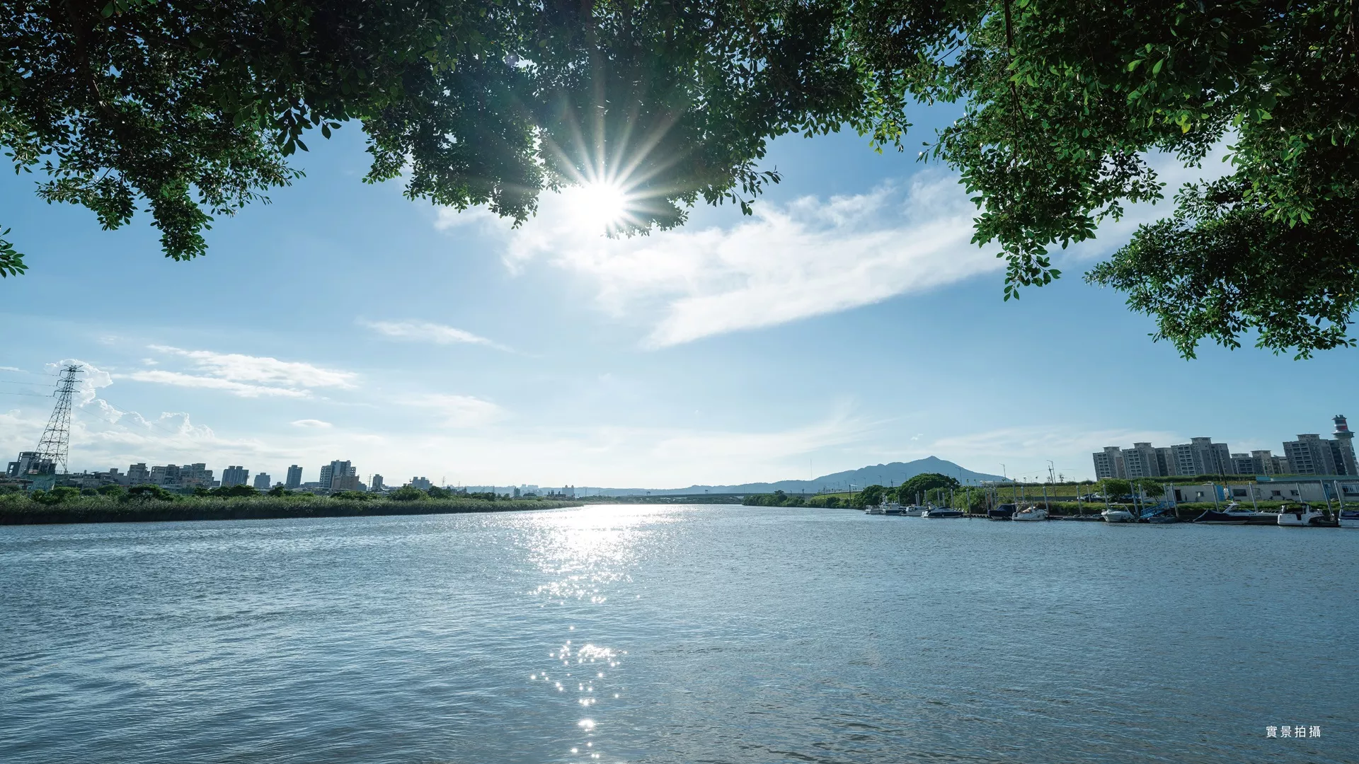 遠雄明玥位於北市唯一無堤水岸，二萬坪綠帶沿岸展開，水岸新生活，六感漫遊