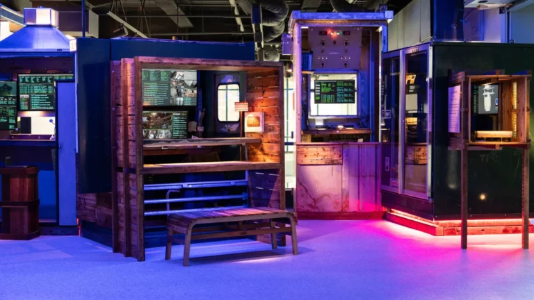 現場展示了以工地廢棄物精心製作的再生傢俱 。