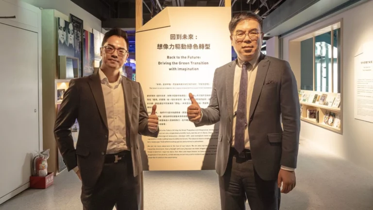 遠雄建設總經理王耀堂（左）與環境部長彭啟明（右）出席《回到未來：想像力驅動綠色轉型》展覽開幕活動。