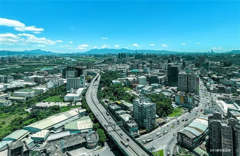 「遠雄信義CENTER」除板橋五鐵共構外，交通動能透過65快串聯五股泰山、新莊副都心、土城板橋等產業聚落，快速連結中山高與國道3號。 