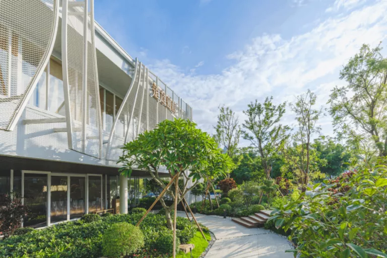 遠雄蘴靚接待中心前方退讓出空間,打造植栽層次豐富的花園秘境