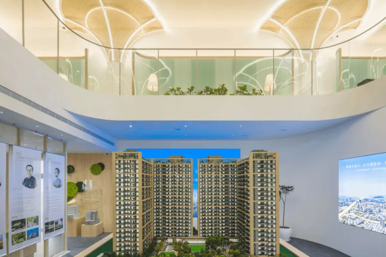 建築師將展示模型藏於一樓的後方,讓貫穿兩層樓的竹編花柱成為視覺焦點